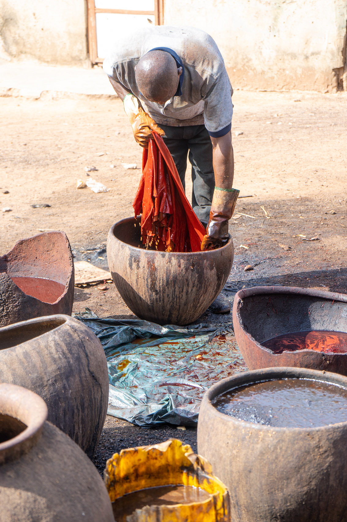 Coloring leather skins in Tamale